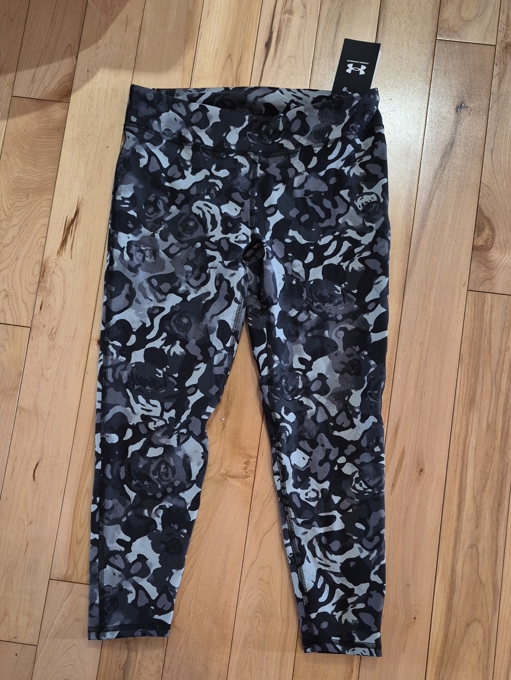 Girls Size 14 Brand New Under Armour Gray and Black Camo Capris